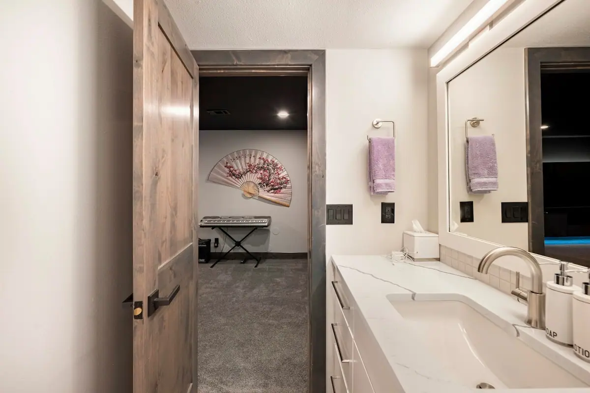 Ensuite and bedroom — Evergreen Mountain House