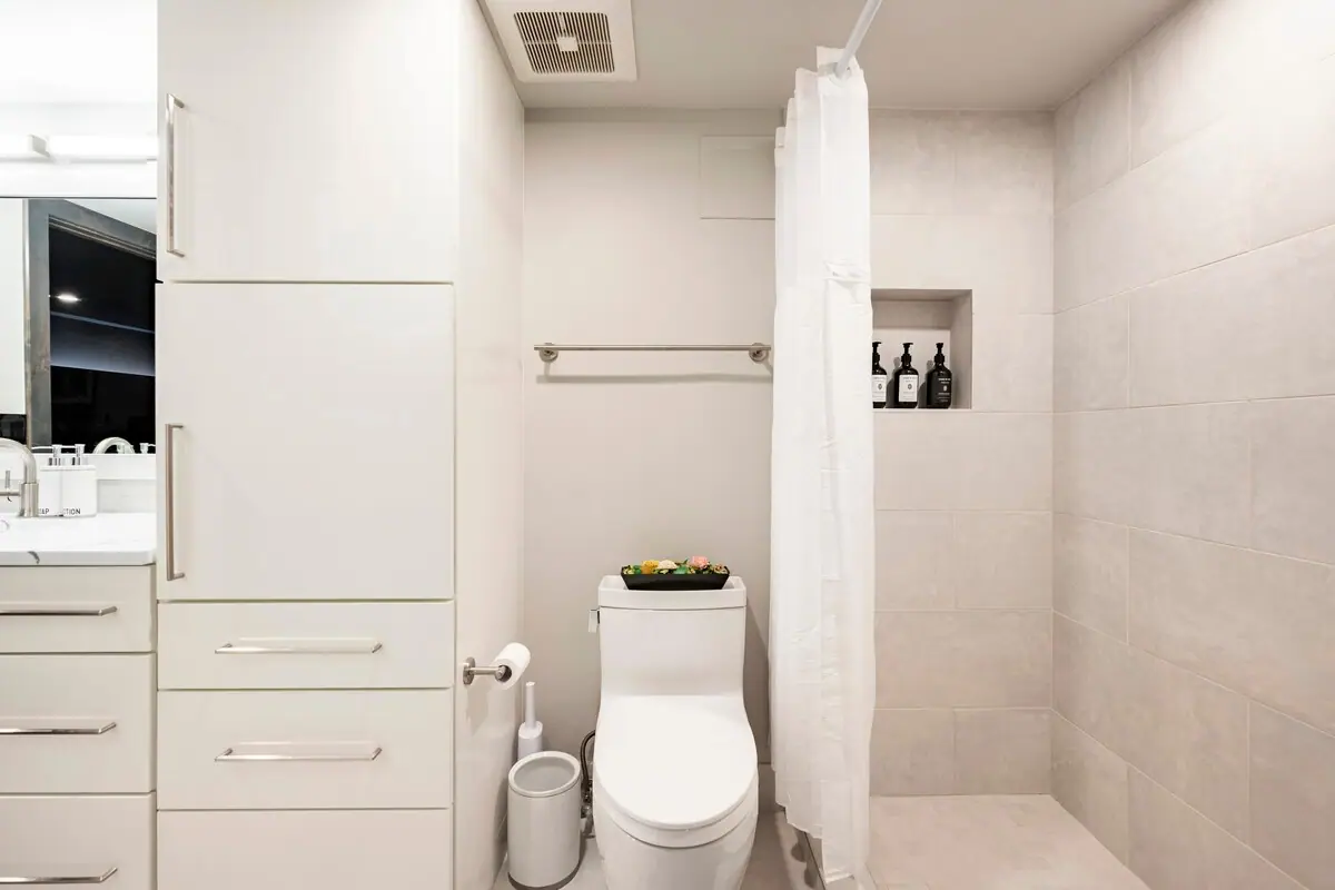 Private ensuite bath — Evergreen Mountain House