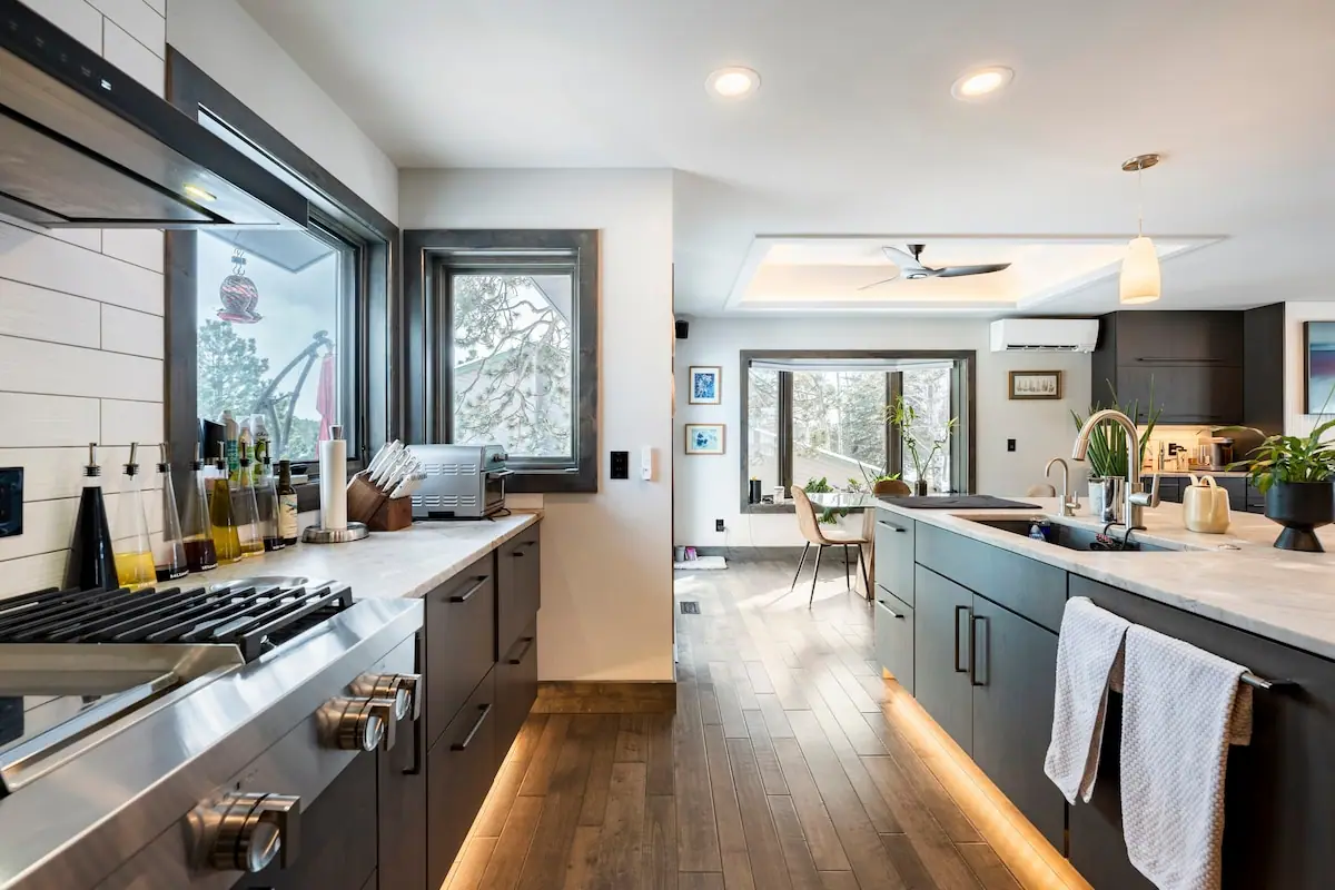 Chef's cooktop and island — Evergreen Mountain House